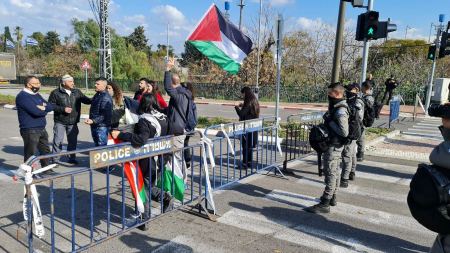 وقفة احتجاجية ضد الاعتداء على مقبرة القسام